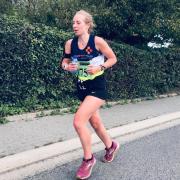 Quel est le record personnel d'Anne Hansez sur marathon ?